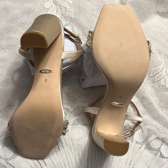 Badgley Mischka Teenie, Ivory Block Heel Sandal - Picture 12 of 17